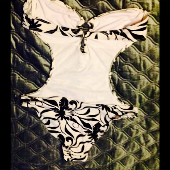 Black and white one piece - Picture 2 of 4